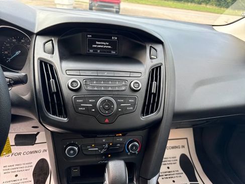 Used 2018 Ford Focus SE FWD image 25