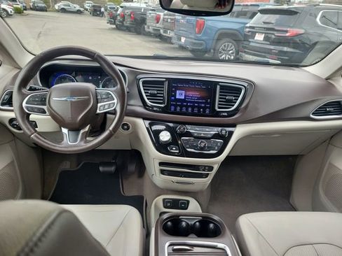 Used 2017 Chrysler Pacifica Touring-L Plus w/ Advanced Safetytec Group FWD image 8