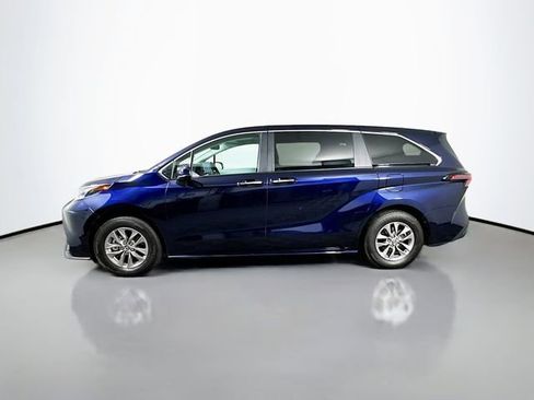 Used 2025 Toyota Sienna XLE AWD/4WD image 3