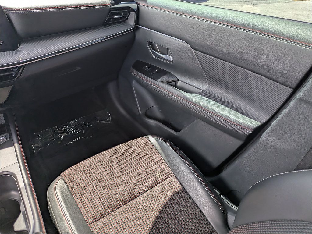 Used 2025 Nissan Kicks SR FWD image 16