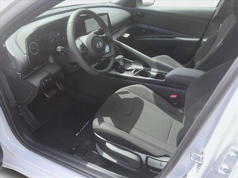 New 2025 Hyundai Elantra SEL image 3