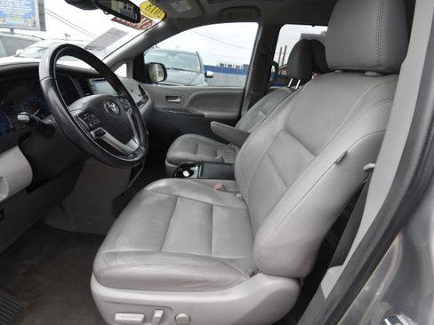Used 2013 Toyota Sienna XLE w/ Entertainment Pkg FWD image 17