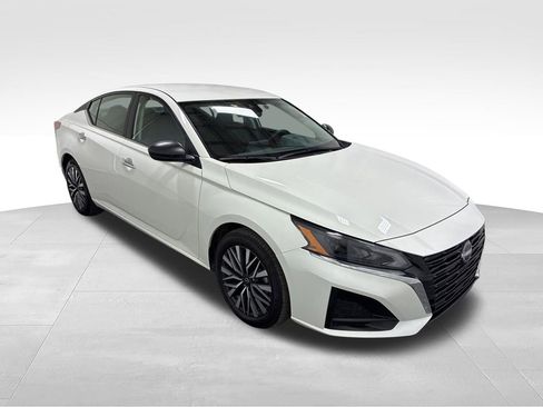 Used 2025 Nissan Altima 2.5 SV FWD image 3