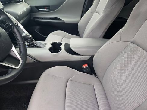 Used 2022 Toyota Venza LE image 12