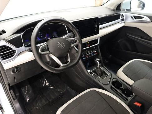 Used 2025 Volkswagen Taos SE image 12