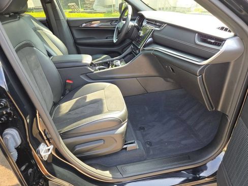 Used 2023 Jeep Grand Cherokee Altitude AWD/4WD image 6