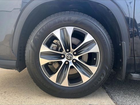 Used 2023 Toyota Highlander XLE image 10