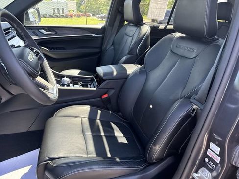 Used 2023 Jeep Grand Cherokee Overland w/ Luxury Tech Group IV AWD/4WD image 15