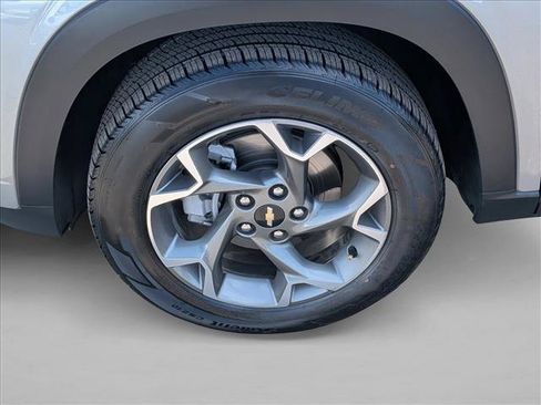 Used 2025 Chevrolet Trax LT FWD image 28