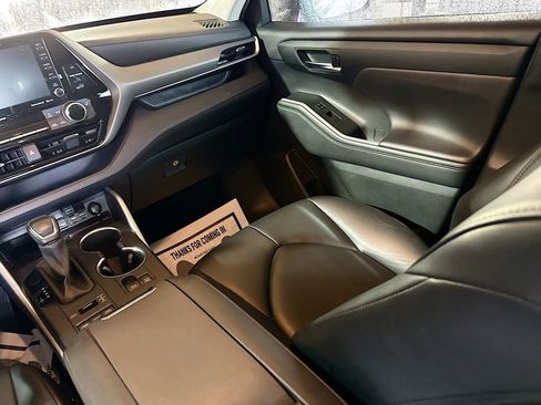 Used 2020 Toyota Highlander XLE image 26