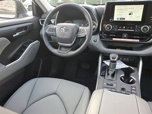 New 2026 Toyota Highlander XLE image 9