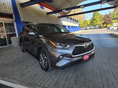 Used 2023 Toyota Highlander XLE image 3