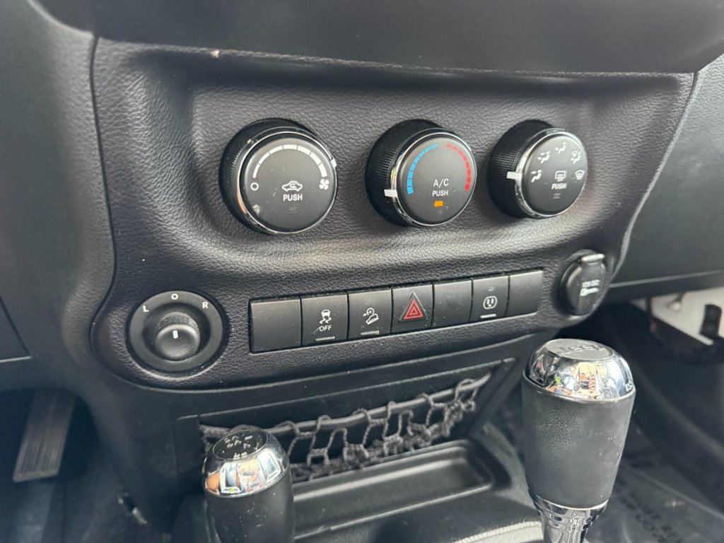 Used 2015 Jeep Wrangler Unlimited Sahara AWD/4WD image 15