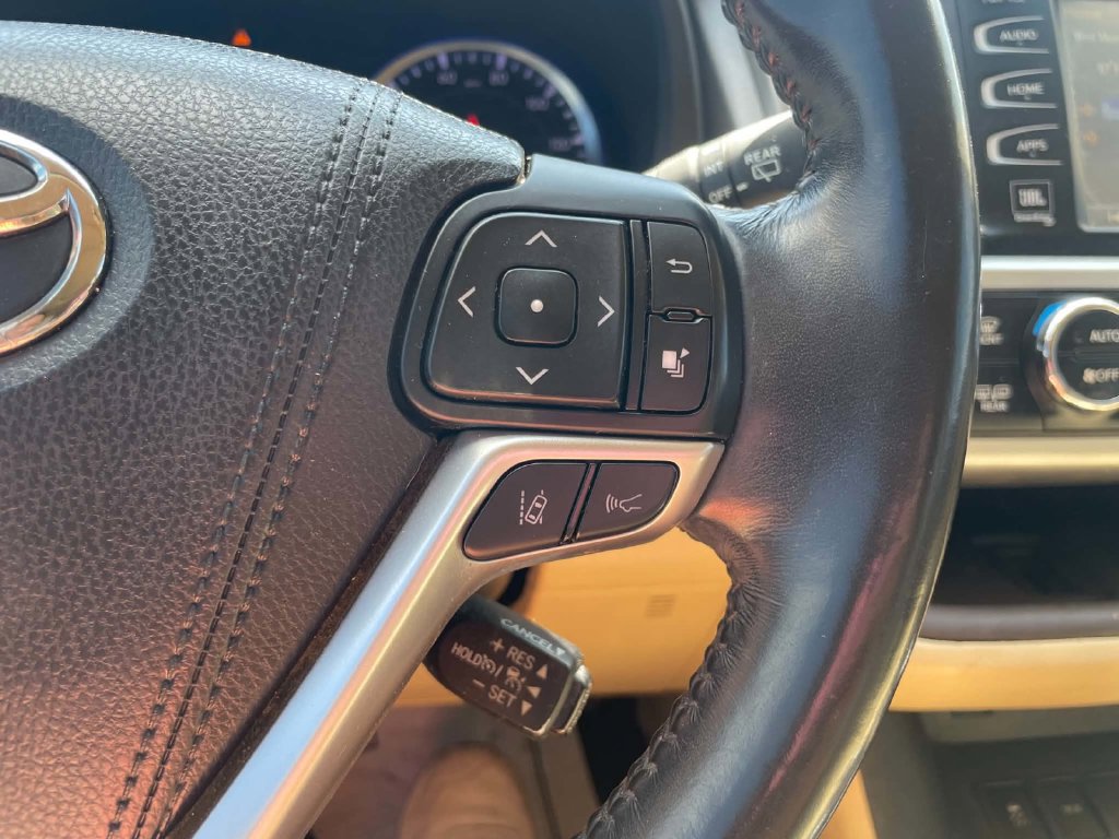 Used 2017 Toyota Highlander Limited FWD image 18
