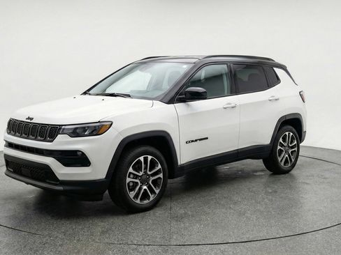 Used 2025 Jeep Compass Trailhawk image 3