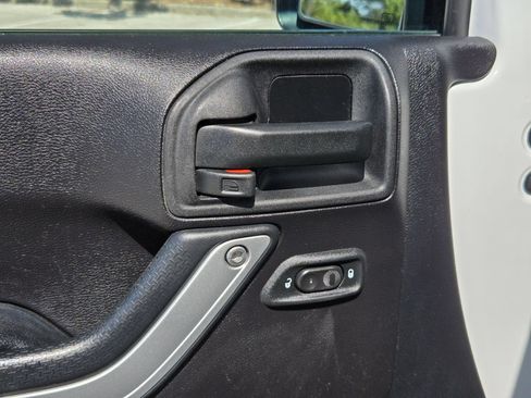 Used 2015 Jeep Wrangler Unlimited Rubicon w/ Connectivity Group AWD/4WD image 11