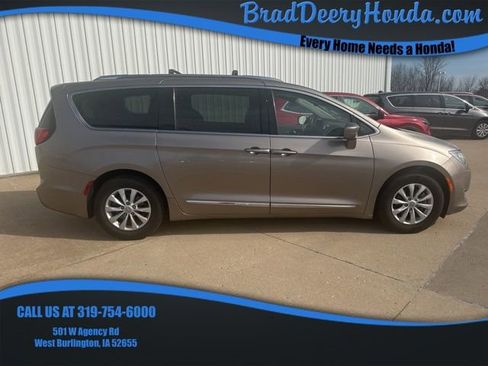 Used 2018 Chrysler Pacifica Touring-L image 1