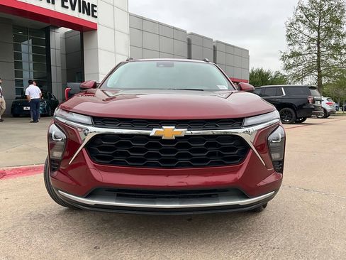 Used 2025 Chevrolet Trax LT FWD image 3