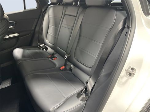 Used 2025 Mercedes-Benz GLC 300 4MATIC image 28