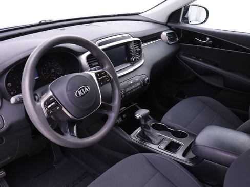 Used 2019 Kia Sorento LX image 4
