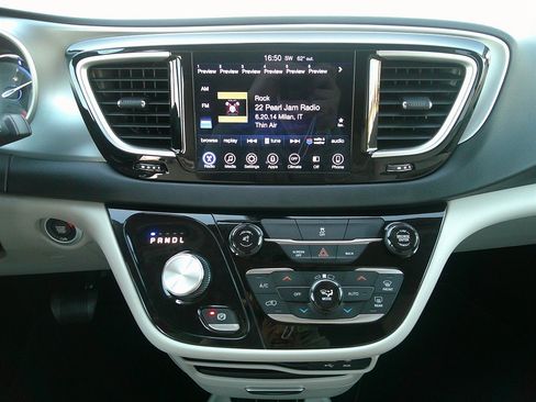 Used 2017 Chrysler Pacifica Touring Plus image 38