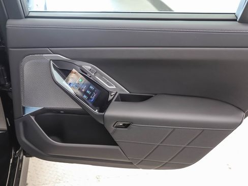 Used 2025 BMW i7 xDrive60 image 25