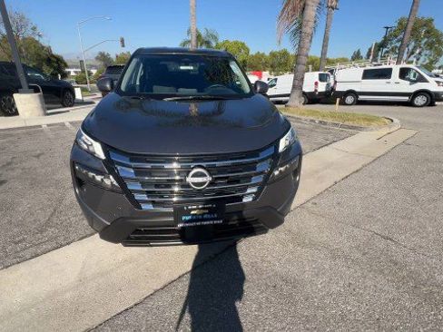Used 2025 Nissan Rogue SV image 3