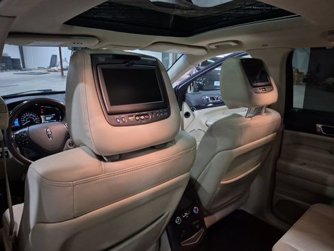 Used 2018 Lincoln MKT AWD image 36
