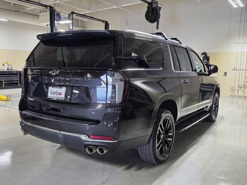 Used 2025 Chevrolet Suburban Premier image 7