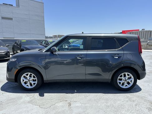 Certified 2022 Kia Soul LX w/ Technology Package FWD image 3