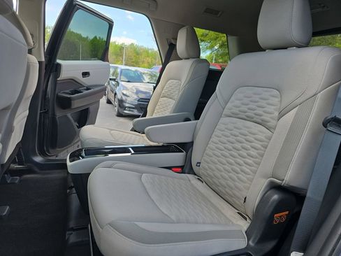 Used 2024 Nissan Pathfinder SV w/ SV Premium Package FWD image 15