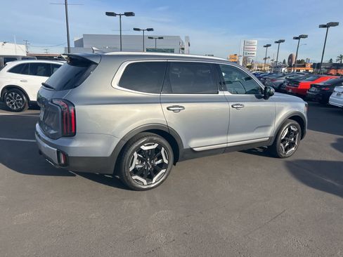 Used 2024 Kia Telluride EX w/ EX Captain's Chair Package image 7