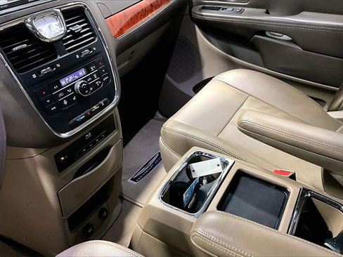 Used 2016 Chrysler Town & Country Touring-L image 18