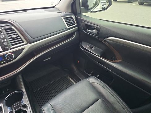 Used 2019 Toyota Highlander Limited image 15