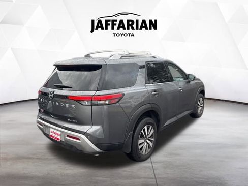 Used 2025 Nissan Pathfinder SL image 3