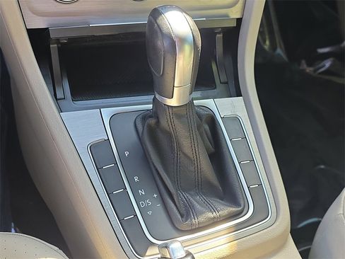 Used 2015 Volkswagen Golf TDI S image 25