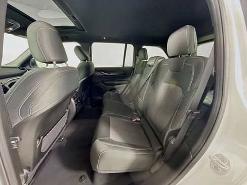 New 2025 Jeep Grand Cherokee Laredo image 23