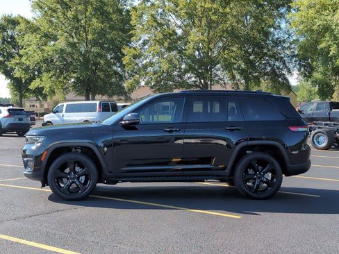 Used 2025 Jeep Grand Cherokee Altitude RWD image 2