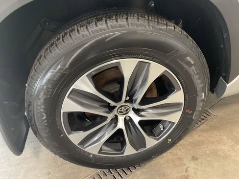 Used 2023 Toyota Highlander XLE image 7