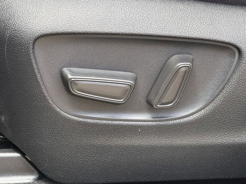 Used 2025 Toyota Highlander LE FWD image 28