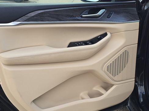 Used 2024 Jeep Grand Cherokee L Limited image 12