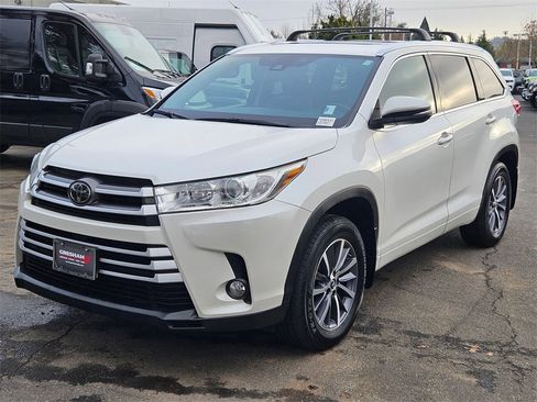 Used 2018 Toyota Highlander XLE image 3