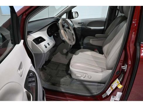 Used 2014 Toyota Sienna LE image 13
