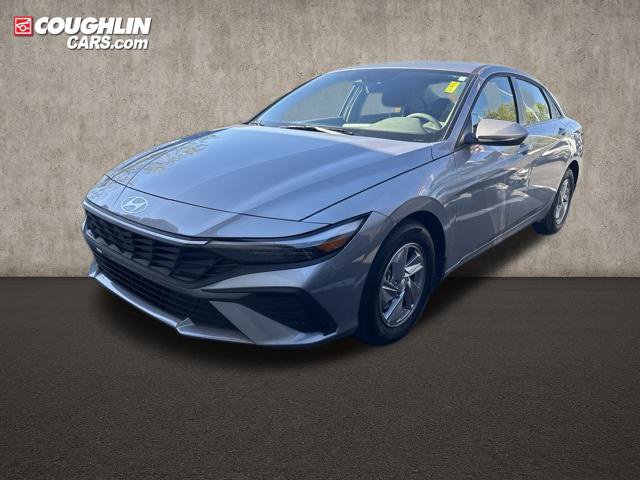 Used 2025 Hyundai Elantra SE FWD image 2