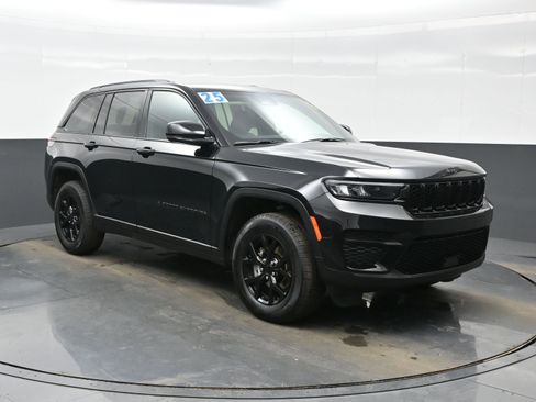 Used 2025 Jeep Grand Cherokee Altitude image 8