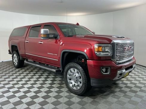 Used 2018 GMC Sierra 2500 Denali w/ Duramax Plus Package AWD/4WD image 3