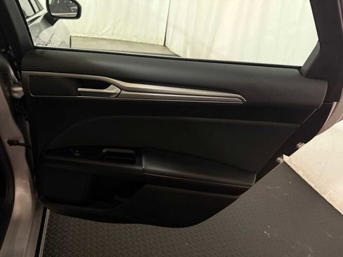 Used 2017 Ford Fusion SE w/ Fusion SE Technology Package image 26