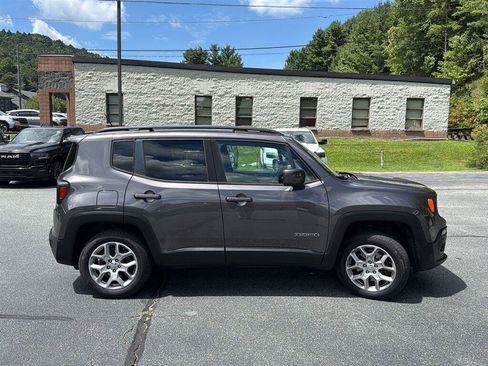 Used 2017 Jeep Renegade Latitude AWD/4WD image 3
