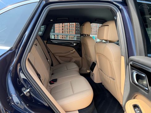 Certified 2022 Porsche Macan S AWD/4WD image 18