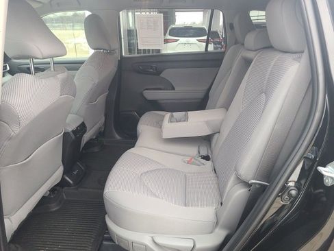 Used 2024 Toyota Highlander LE image 13
